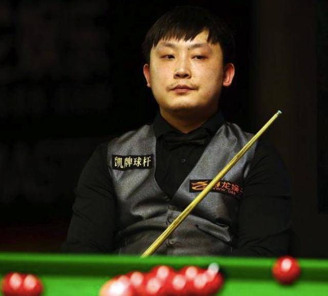 足球背后的 足球背后的